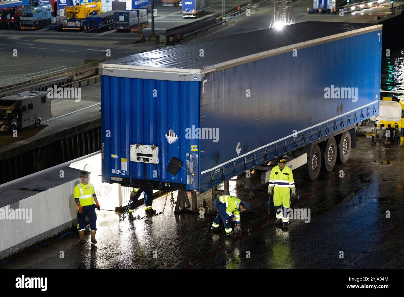 Les travailleurs sur le conteneur de fret de camion de position de la ligne Britannica de Stena en position, Harwich, Essex, UK, 2024 Banque D'Images