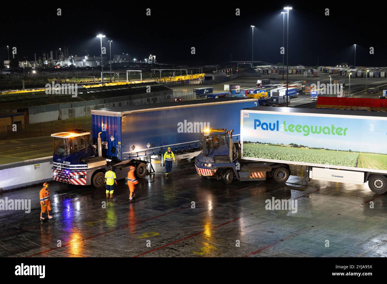 Paul Leegwater importe des fruits au Royaume-Uni de Hollande, conteneur de fret étant positionné sur le ferry Stena Line Britannica dans le port de harwich, Essex, Royaume-Uni, 2024 Banque D'Images