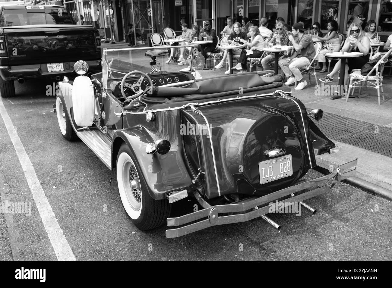 New York City, États-Unis - 30 juin 2023 : Excalibur série III Phaeton car vue arrière côté conducteur garée Banque D'Images