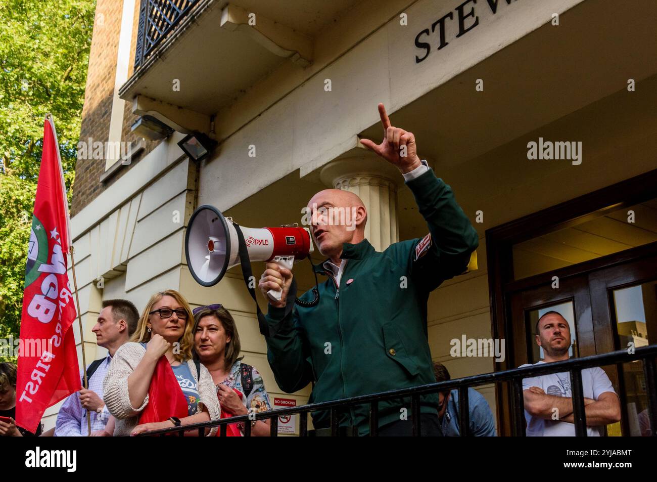 2018. Grim Chip (Chip Hamer) de Poetry on the Picket Line perfroms sur les marches de Stewart House à l'Université de Londres où des nettoyeurs, des porteurs, des agents de sécurité, des réceptionnistes, des jardiniers, le personnel de la salle de poste et du personnel audiovisuel en grève aujourd'hui et les supporters étaient là pour un rassemblement animé. Le Syndicat des travailleurs indépendants de Grande-Bretagne est le plus grand syndicat dans les bâtiments de l'administration centrale de l'Université de Londres, mais ses membres y sont employés par un certain nombre d'entreprises externalisées, travaillant avec des pensions, des congés payés, des indemnités de maladie, des indemnités de maternité et de paternité moins élevées et des droits de mu Banque D'Images