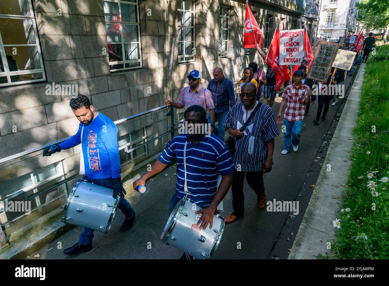 2018. Les grévistes et les partisans marchent sur le côté de la Chambre du Sénat. Plus de 100 nettoyeurs, porteurs, agents de sécurité, réceptionnistes, jardiniers, le personnel de la salle de poste et le personnel audiovisuel en grève aujourd'hui à l'Université de Londres organisent un rassemblement animé au Sénat House. Le Syndicat des travailleurs indépendants de Grande-Bretagne est le plus grand syndicat dans les bâtiments de l'administration centrale de l'Université de Londres, mais ses membres y sont employés par un certain nombre d'entreprises externalisées, travaillant avec des pensions moins bonnes, des indemnités de vacances, des indemnités de maladie, des indemnités de maternité et de paternité et beaucoup plus susceptibles de souffrir d'intimidation Banque D'Images