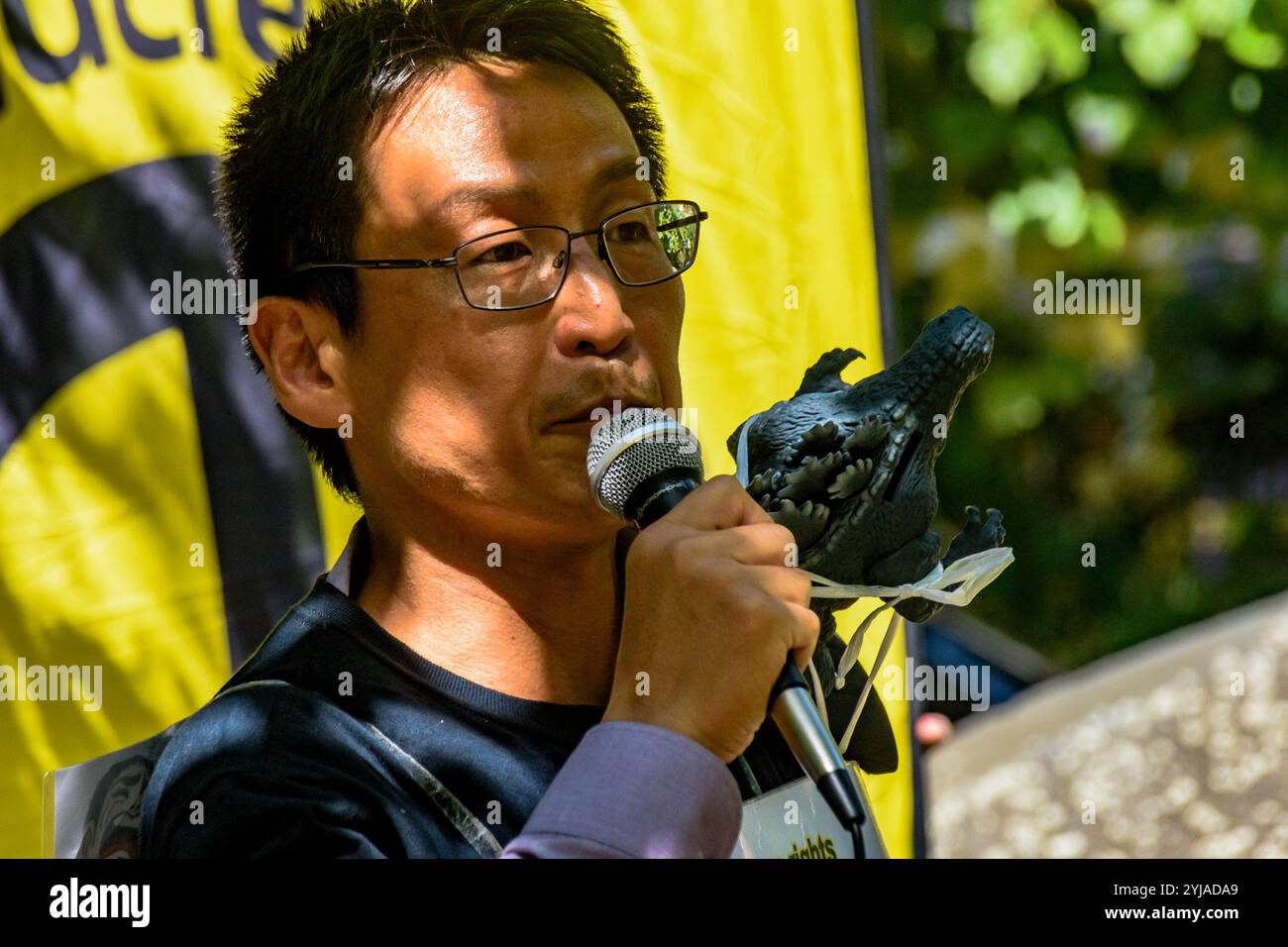 Londres, Royaume-Uni. 6 août 2018. Le militant japonais pour la paix Nobuhiko Ono, Japan Against Nuclear & CND, parle avec Godzilla, le monstre du film japonais de 1954 sur la manière de faire face aux tragédies nucléaires, sur son épaule lors de la cérémonie du CND à Londres en mémoire des victimes, passées et présentes lors du 73e anniversaire du largage de la bombe atomique sur Hiroshima, se souvenant également de ceux tués et vivant avec les effets des radiations par la deuxième bombe atomique larguée sur Nagasaki trois jours plus tard. Les discours comprenaient une lecture en anglais de la déclaration faite plus tôt dans la journée lors de la commémoration en Banque D'Images