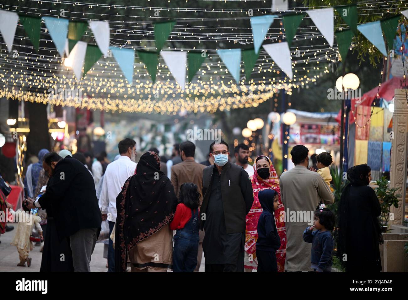 Islamabad, Pakistan. 13 novembre 2024. Les gens visitent le festival Lok Mela à Islamabad, capitale du Pakistan, le 13 novembre 2024. Le festival folklorique annuel, connu sous le nom de Lok Mela, a lieu dans la capitale pakistanaise Islamabad du 8 au 17 novembre. Cet événement de dix jours offre une plateforme aux artistes de partout au pays pour présenter leurs œuvres artistiques et leurs performances. Crédit : Ahmad Kamal/Xinhua/Alamy Live News Banque D'Images