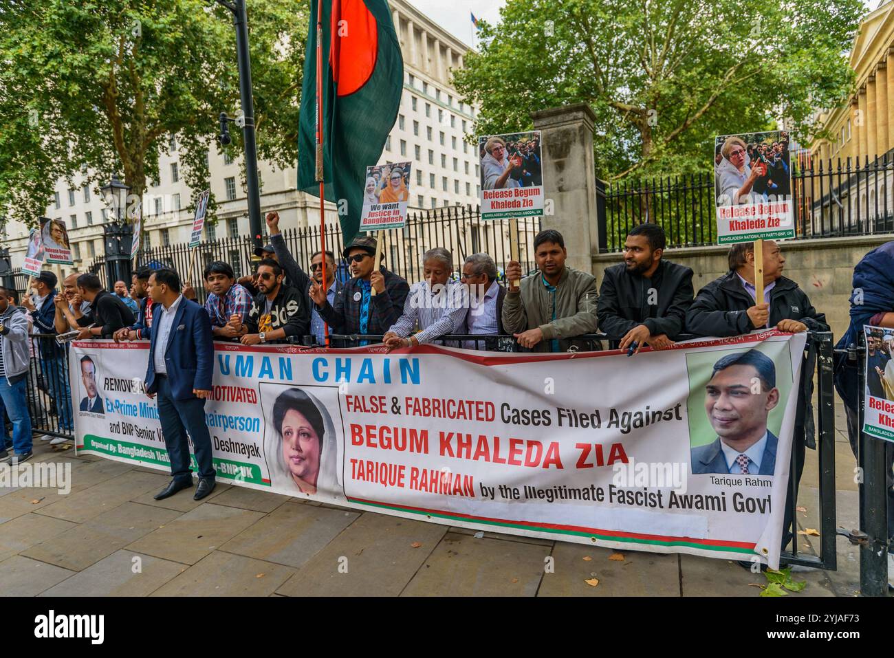 Londres, Royaume-Uni. 13 août 2018. Une manifestation organisée face à Downing St par le Parti nationaliste du Bangladesh au Royaume-Uni a appelé à la libération de leur chef de parti, la Begum Khaleda Zia, emprisonnée en février pour cinq ans pour détournement de fonds internationaux donnés à Zia orphanage Trust. L'accusation a été portée pour la première fois il y a une dizaine d'années, et la revendication du PNB est motivée par des considérations politiques. Son fils aîné Tarique Rahman a été condamné à 10 ans de prison mais est toujours à Londres. Khaleda Zia était la première dame du Bangladesh pendant la présidence de son mari Ziaur Rahman qui a fondé le Parti nationaliste du Bangladesh (BNP) en 1988 Banque D'Images