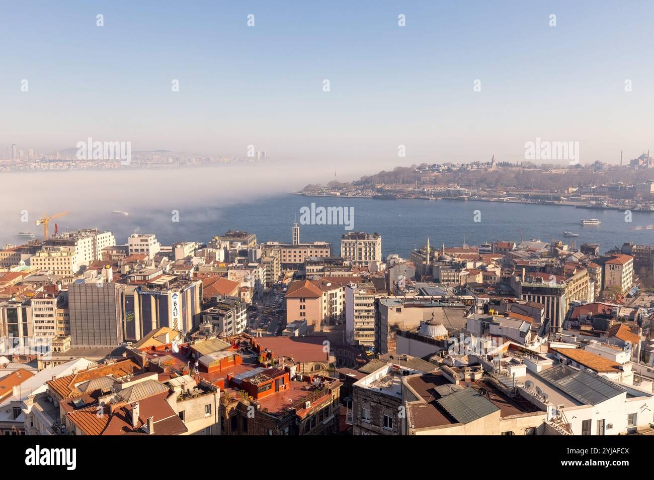 Vue aérienne d'Istanbul depuis la tour de Galata, panorama d'Istanbul depuis le sommet avec brouillard sur le Bosphore, Istanbul, Turquie Banque D'Images