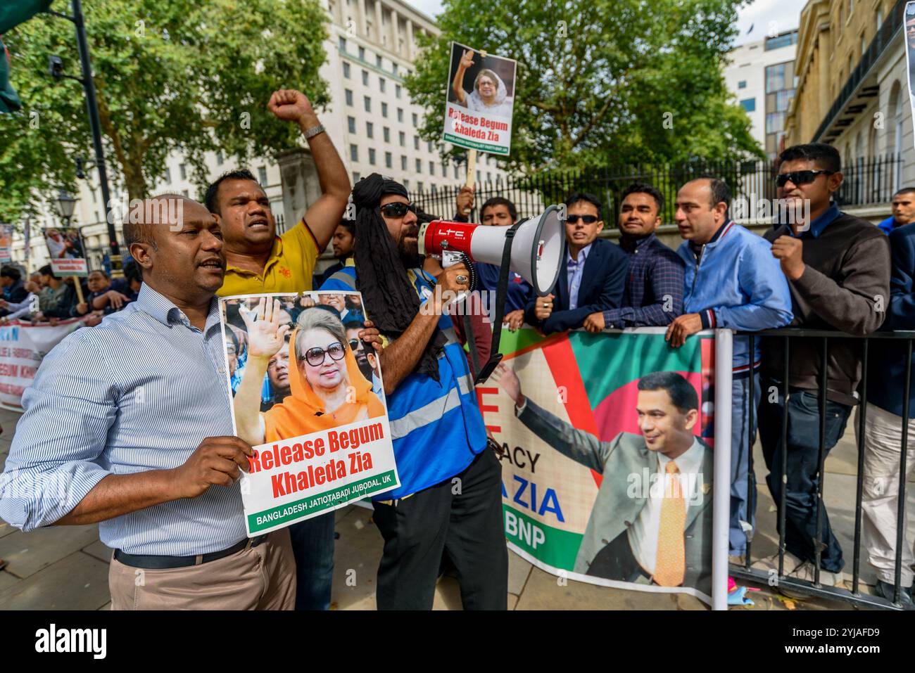 Londres, Royaume-Uni. 13 août 2018. Une manifestation organisée face à Downing St par le Parti nationaliste du Bangladesh au Royaume-Uni a appelé à la libération de leur chef de parti, la Begum Khaleda Zia, emprisonnée en février pour cinq ans pour détournement de fonds internationaux donnés à Zia orphanage Trust. L'accusation a été portée pour la première fois il y a une dizaine d'années, et la revendication du PNB est motivée par des considérations politiques. Son fils aîné Tarique Rahman a été condamné à 10 ans de prison mais est toujours à Londres. Khaleda Zia était la première dame du Bangladesh pendant la présidence de son mari Ziaur Rahman qui a fondé le Parti nationaliste du Bangladesh (BNP) en 1988 Banque D'Images