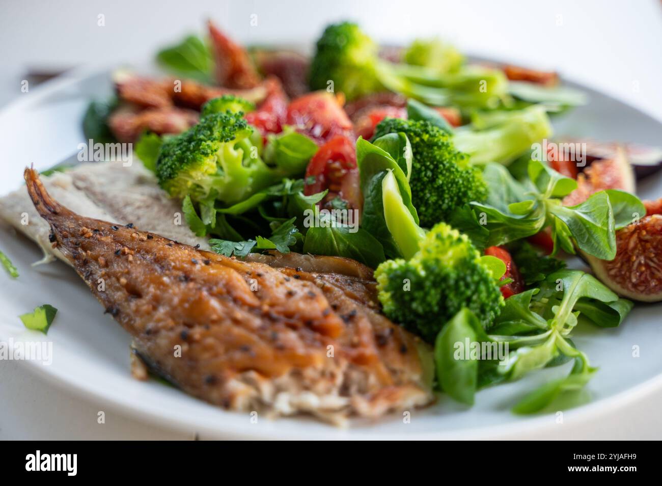 assiette de salade saine avec du poisson frais Banque D'Images