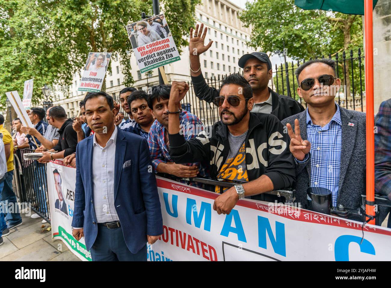 Londres, Royaume-Uni. 13 août 2018. Une manifestation organisée face à Downing St par le Parti nationaliste du Bangladesh au Royaume-Uni a appelé à la libération de leur chef de parti, la Begum Khaleda Zia, emprisonnée en février pour cinq ans pour détournement de fonds internationaux donnés à Zia orphanage Trust. L'accusation a été portée pour la première fois il y a une dizaine d'années, et la revendication du PNB est motivée par des considérations politiques. Son fils aîné Tarique Rahman a été condamné à 10 ans de prison mais est toujours à Londres. Khaleda Zia était la première dame du Bangladesh pendant la présidence de son mari Ziaur Rahman qui a fondé le Parti nationaliste du Bangladesh (BNP) en 1988 Banque D'Images