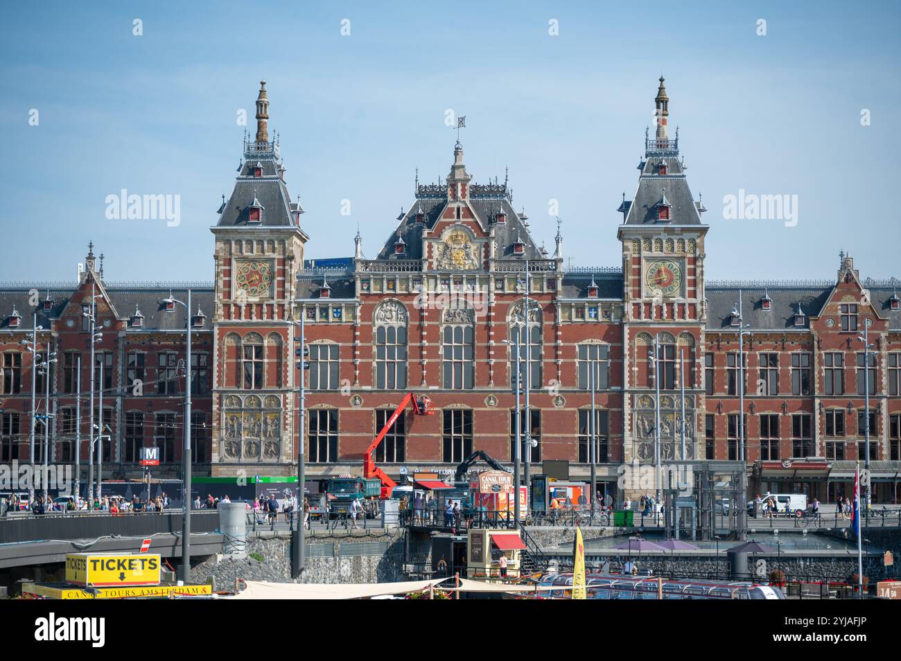 La gare centrale d'Amsterdam par une journée ensoleillée avec un ciel bleu Banque D'Images