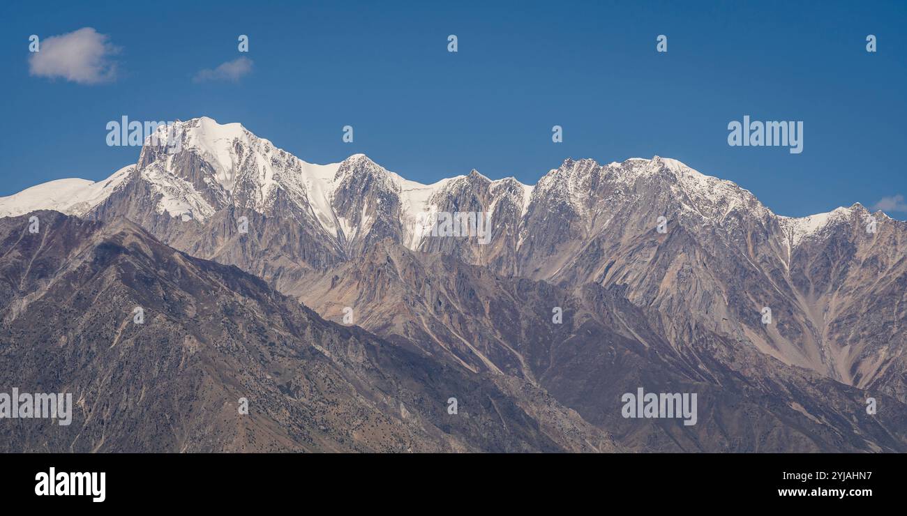 Panorama de paysage de haute montagne de sommets enneigés dans la chaîne de Karakoram, vallée de Shigar, Gilgit Baltistan, Pakistan Banque D'Images