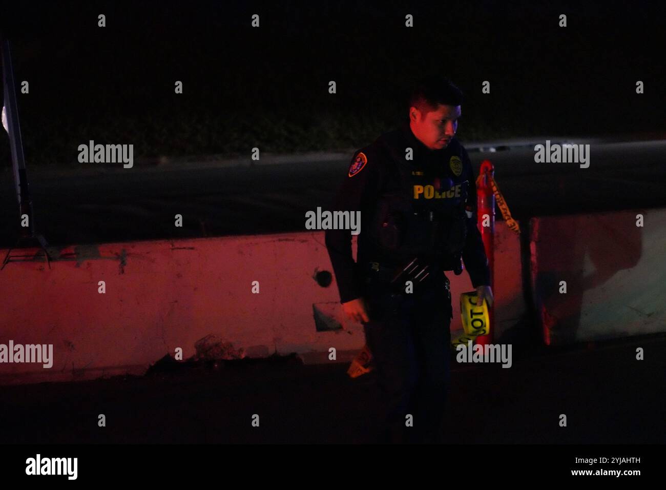 San Diego, États-Unis. 13 novembre 2024. Un policier a fermé la route sur les lieux. Il y a un incident qui se produit à l'autoroute 52 et Genesee Ave à San Diego le 13 novembre soir. Plusieurs policiers du Service de police de San Diego (SDPD) et de la California Highway Patrol (CHP) réagissent à cet incident et coupent rapidement la route. La police affirme que l'enquête est toujours en cours et qu'aucun détail ne peut encore être fourni. Crédit : SOPA images Limited/Alamy Live News Banque D'Images