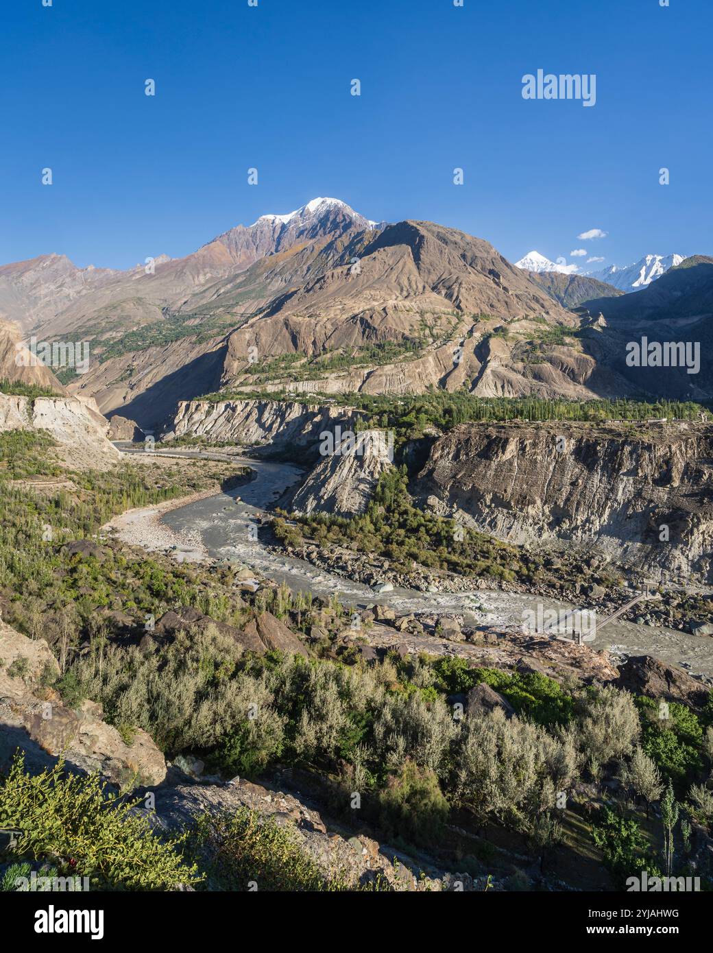 Vue panoramique verticale de la rivière Hunza et de la vallée, Hunza Nagar, Gilgit Baltistan, Pakistan Banque D'Images