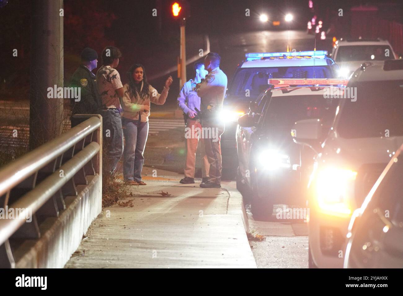 San Diego, États-Unis. 13 novembre 2024. Les gens qui croient être des témoins se tiennent à côté de l'officier de police sur les lieux. Il y a un incident qui se produit à l'autoroute 52 et Genesee Ave à San Diego le 13 novembre soir. Plusieurs policiers du Service de police de San Diego (SDPD) et de la California Highway Patrol (CHP) réagissent à cet incident et coupent rapidement la route. La police affirme que l'enquête est toujours en cours et qu'aucun détail ne peut encore être fourni. Crédit : SOPA images Limited/Alamy Live News Banque D'Images