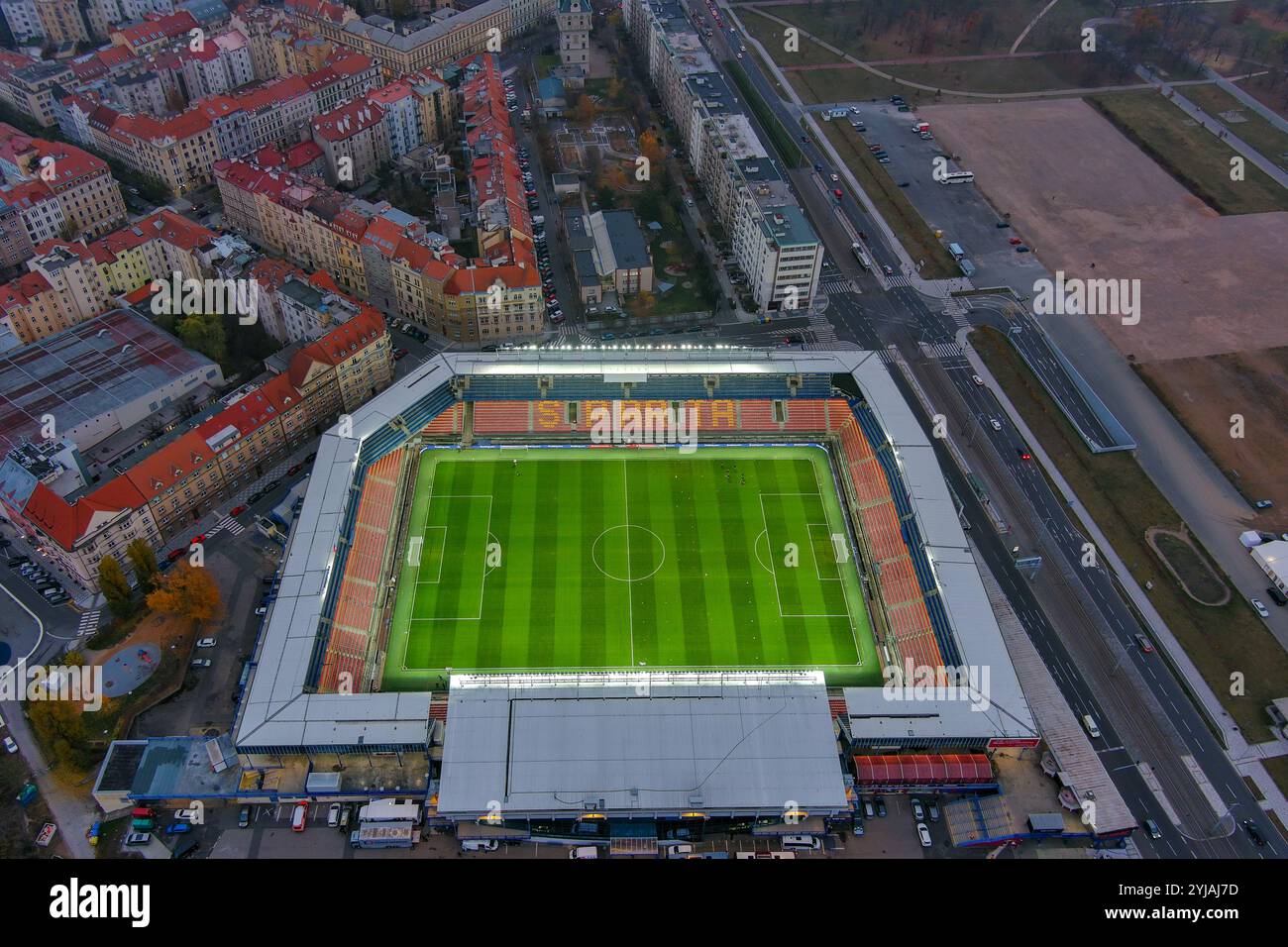 Vue aérienne du stade de football du Sparta Prague, en Tchéquie, qui met en valeur son terrain de verdure dynamique et l'architecture urbaine environnante. Banque D'Images