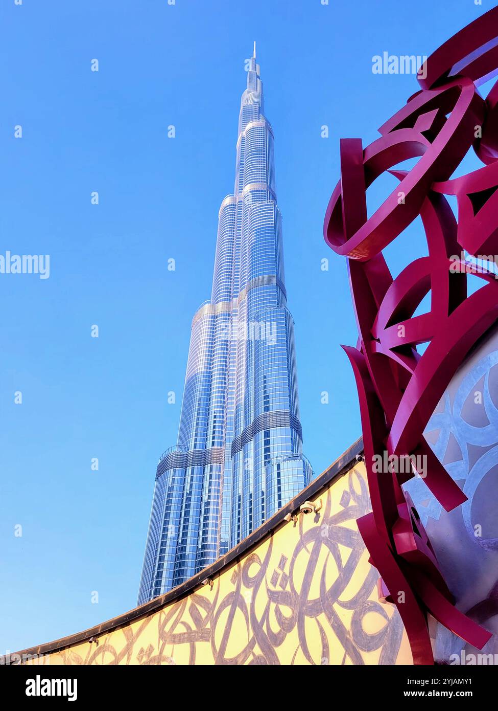 Burj Khalifa. gratte-ciel. el seed. déclaration. sculpture. rose. mur. calligraphie. rue offrant une architecture moderne. conception. . Acier Kunst. verre. Banque D'Images