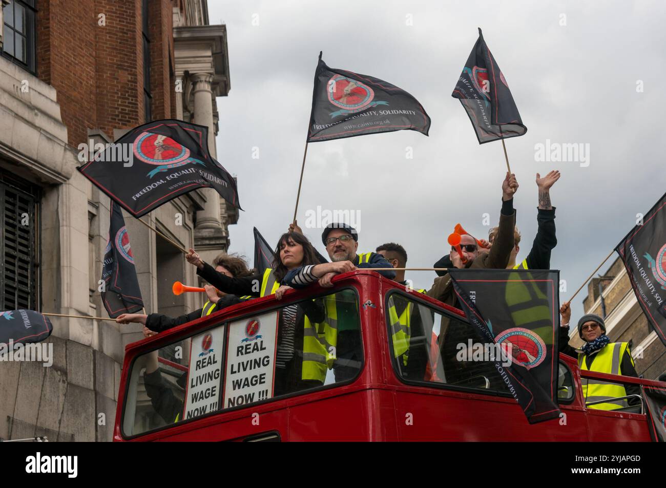 Londres, Royaume-Uni. 1er mai 2018. Les membres du Syndicat des travailleurs indépendants des nettoyeurs et des alliés CAIWU ont célébré la Journée internationale des travailleurs avec un circuit en bus à toit ouvert s'arrêtant pour protester devant certains des employeurs les plus célèbres de Londres où le CAIWU est en litige au sujet d'un salaire décent, des conditions de service et de la gestion des brimades. Les entreprises protègent leur réputation en employant des entreprises sous-traitantes pour gérer leur nettoyage et traiter mal ceux qui travaillent pour nettoyer leurs bureaux. Le bus arrive près de l'Opéra Royal. Les membres du CAIWU sont descendus et ont organisé une manifestation courte et bruyante à l'extérieur, Endin Banque D'Images