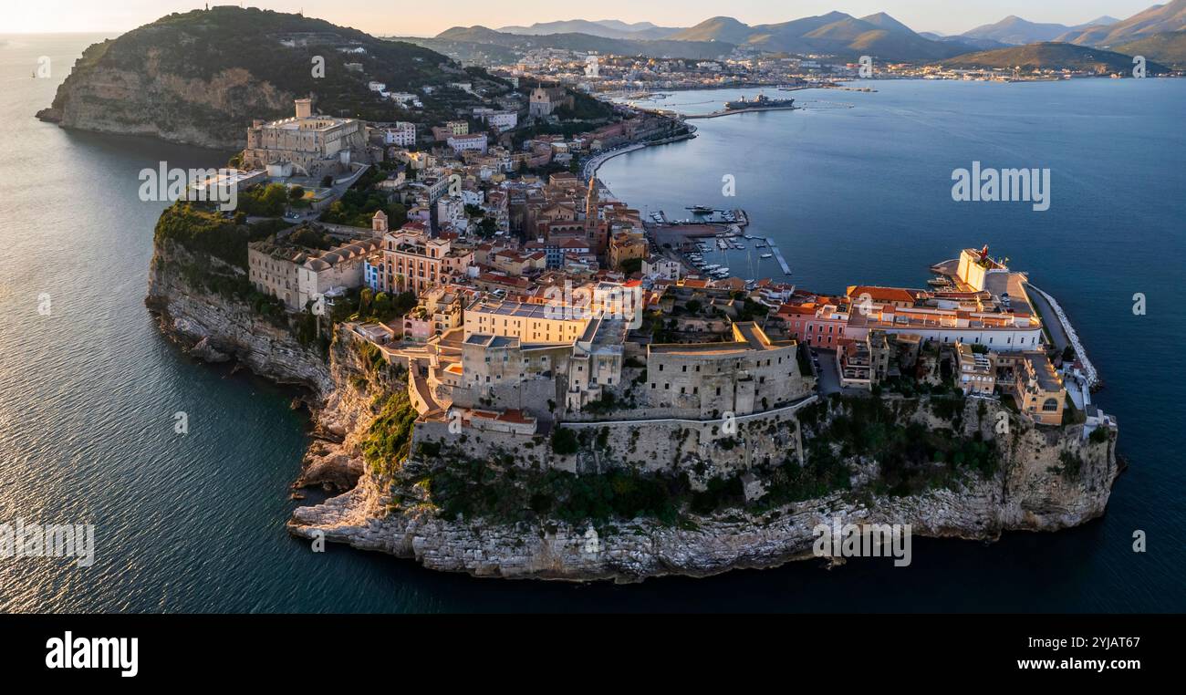 Gaeta, Italie. Belle ville côtière entre Rome et Naples acalled Ulysse Riviera, mer Tyrrhénienne. Vue aérienne par drone sur le coucher du soleil avec les acteurs aragonais Banque D'Images