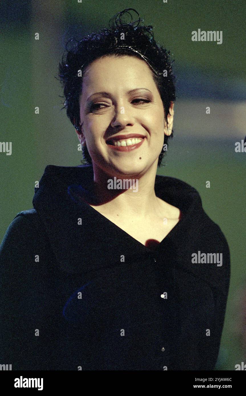 Milan Italie 10/1999 : Antonella Ruggiero, chanteuse italienne, lors du concert live à l’émission de télévision “Super” Banque D'Images
