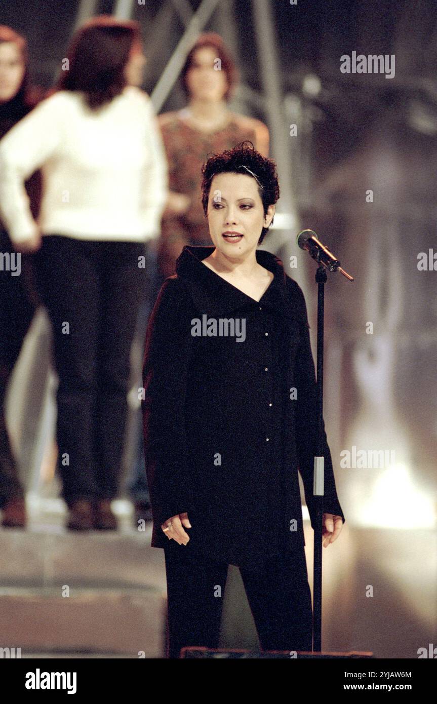 Milan Italie 10/1999 : Antonella Ruggiero, chanteuse italienne, lors du concert live à l’émission de télévision “Super” Banque D'Images