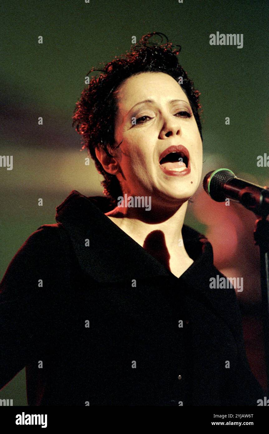 Milan Italie 10/1999 : Antonella Ruggiero, chanteuse italienne, lors du concert live à l’émission de télévision “Super” Banque D'Images
