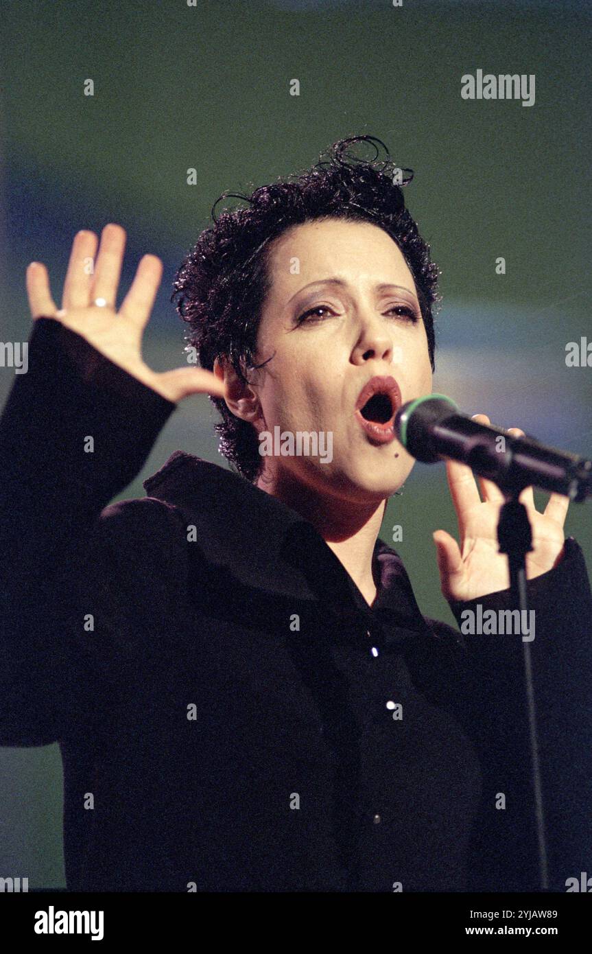 Milan Italie 10/1999 : Antonella Ruggiero, chanteuse italienne, lors du concert live à l’émission de télévision “Super” Banque D'Images