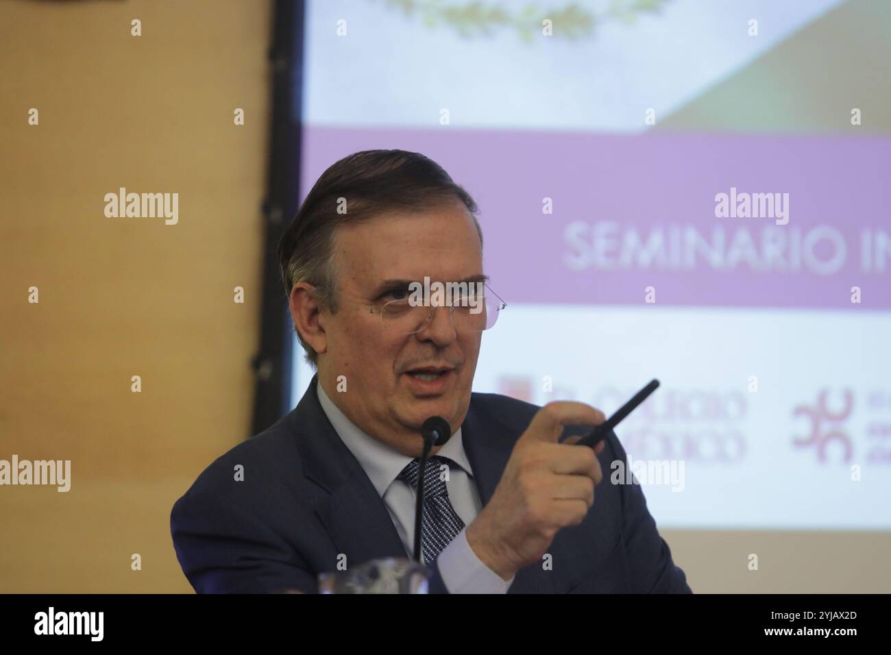 Mexico, Mexique. 13 novembre 2024. Marcelo Ebrard, secrétaire à l’économie, lors de son discours dans le cadre du Séminaire international « L’Amérique du Nord : ce qui nous attend », où il a parlé de l’avenir de l’Accord de libre-échange nord-américain (ALENA) avec le président américain Donald Trump. Le 13 novembre 2024 à Mexico, Mexique. (Photo de Ian Robles/ crédit : Eyepix Group/Alamy Live News Banque D'Images