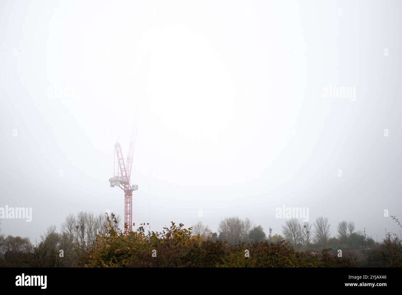 Cambridge, Royaume-Uni. 14 novembre 2024. Une grue est à peine visible dans le brouillard matinal. Selon le bureau DU MET, l'est de l'Angleterre va voir un début de journée nuageux avec une pluie légère inégale se dégageant vers le sud, devenant sèche avec des périodes ensoleillées se développant progressivement tout au long de la matinée. Crédit : David Tramontan / Alamy Live News Banque D'Images