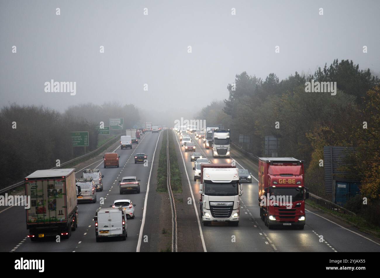 Cambridge, Royaume-Uni. 14 novembre 2024. Du brouillard est vu au-dessus de l'autoroute A14 à Cambridge. Selon le bureau DU MET, l'est de l'Angleterre va voir un début de journée nuageux avec une pluie légère inégale se dégageant vers le sud, devenant sèche avec des périodes ensoleillées se développant progressivement tout au long de la matinée. Crédit : David Tramontan / Alamy Live News Banque D'Images