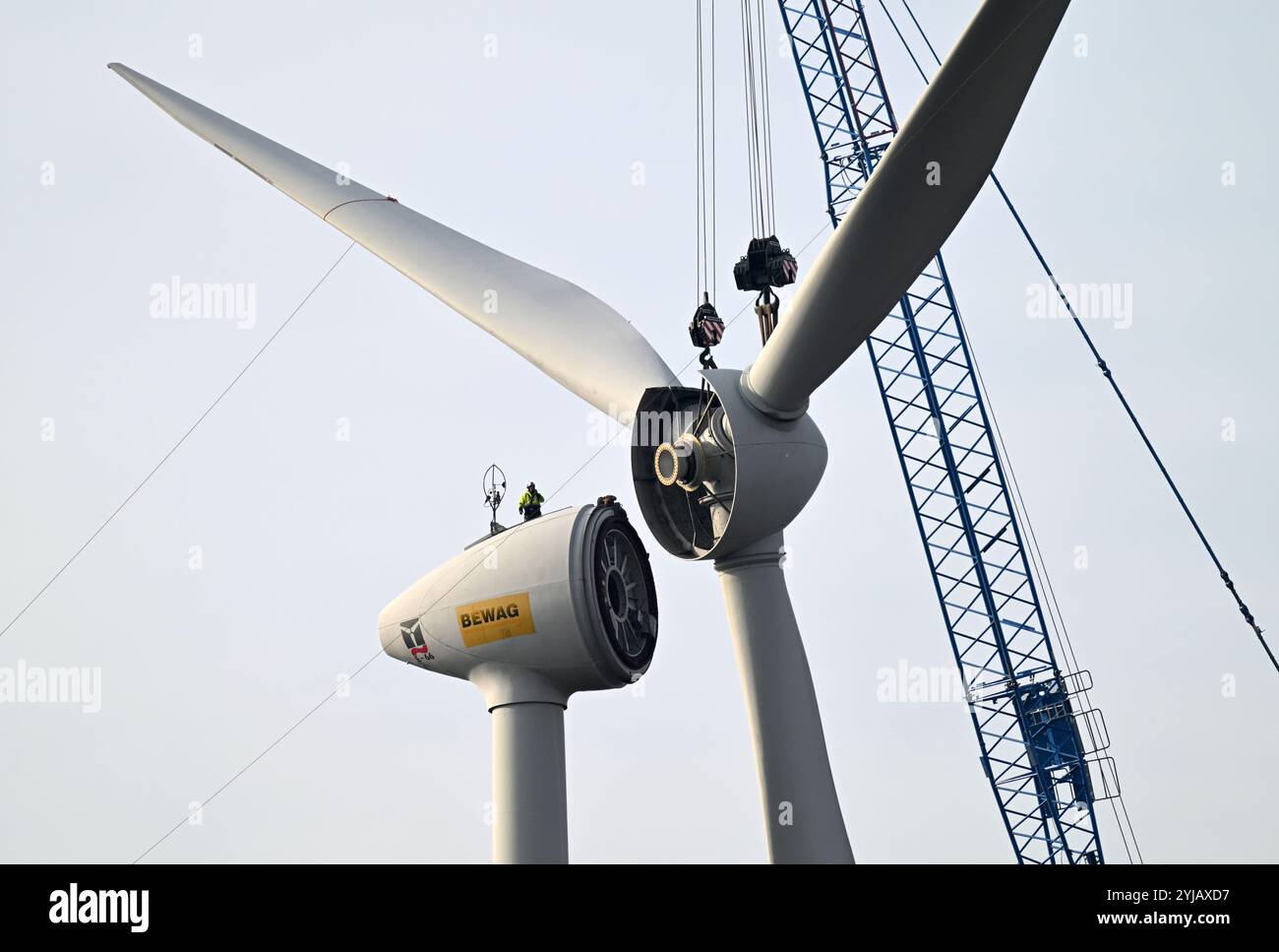 IMAGE THÉMATIQUE - projet 'capturer l'avenir' : illustration sur les thèmes du parc éolien/énergie/électricité/éoliennes/énergie éolienne/énergie éolienne. Le plus grand parc éolien d'Autriche est en construction dans le Burgenland. Le projet éolien produira environ 122 mégawatts à partir de 23 éoliennes de dernière génération. Les plus grandes éoliennes de ce parc éolien atteindront une hauteur de 244 mètres jusqu’à la pointe de la pale. L'envergure d'une pale de rotor mesure 70-75 mètres et pèse environ 25 tonnes, ce qui signifie qu'à une hauteur de 244 mètres, elle pèse environ 75 tonnes. Démantèlement d'une vieille éolienne Banque D'Images