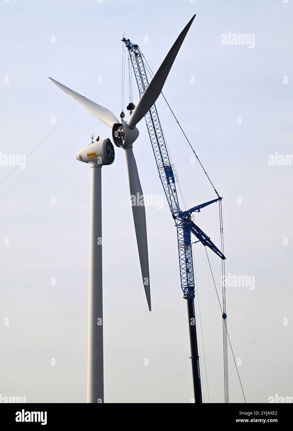 IMAGE THÉMATIQUE - projet 'capturer l'avenir' : illustration sur les thèmes du parc éolien/énergie/électricité/éoliennes/énergie éolienne/énergie éolienne. Le plus grand parc éolien d'Autriche est en construction dans le Burgenland. Le projet éolien produira environ 122 mégawatts à partir de 23 éoliennes de dernière génération. Les plus grandes éoliennes de ce parc éolien atteindront une hauteur de 244 mètres jusqu’à la pointe de la pale. L'envergure d'une pale de rotor mesure 70-75 mètres et pèse environ 25 tonnes, ce qui signifie qu'à une hauteur de 244 mètres, elle pèse environ 75 tonnes. Démantèlement d'une vieille éolienne Banque D'Images