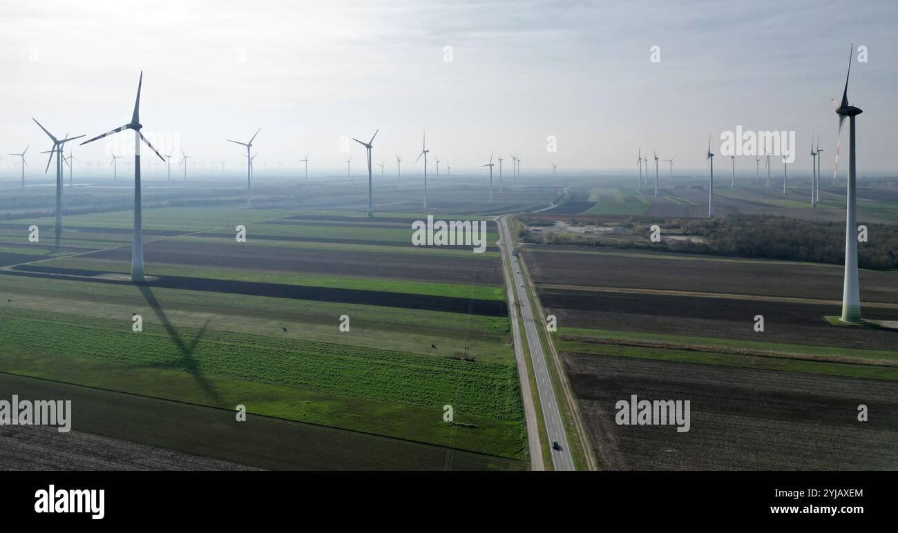 IMAGE THÉMATIQUE - projet 'capturer l'avenir' : illustration sur les thèmes du parc éolien/énergie/électricité/éoliennes/énergie éolienne/énergie éolienne. Le plus grand parc éolien d'Autriche est en construction dans le Burgenland. Le projet éolien produira environ 122 mégawatts à partir de 23 éoliennes de dernière génération. Les plus grandes éoliennes de ce parc éolien atteindront une hauteur de 244 mètres jusqu’à la pointe de la pale. L'envergure d'une pale de rotor mesure 70-75 mètres et pèse environ 25 tonnes, ce qui signifie qu'à une hauteur de 244 mètres, elle pèse environ 75 tonnes. Éoliennes photographiées sur W Banque D'Images