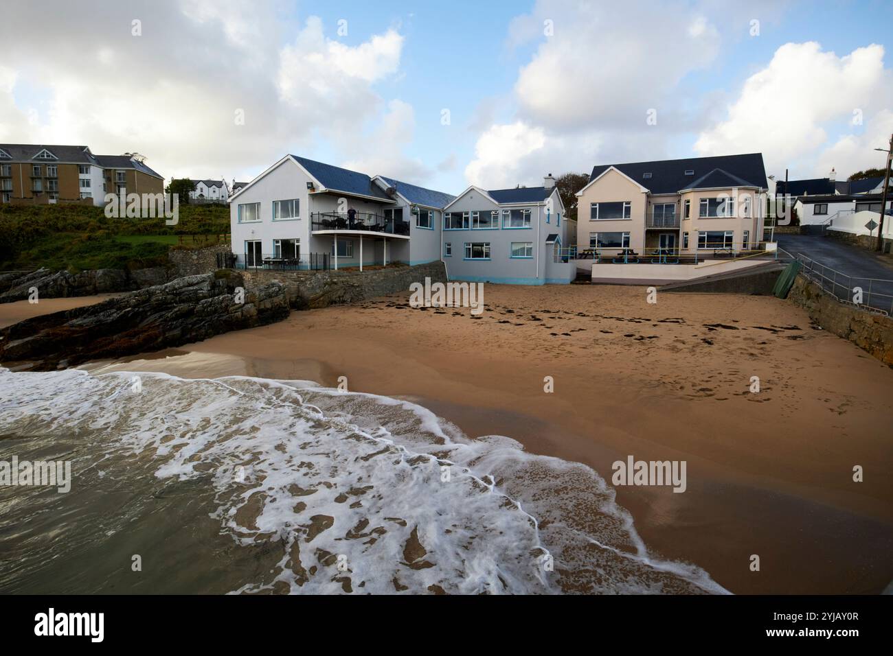 vue sur la petite plage et les magasins olde world bar depuis la jetée portsalon, comté de donegal, république d'irlande Banque D'Images