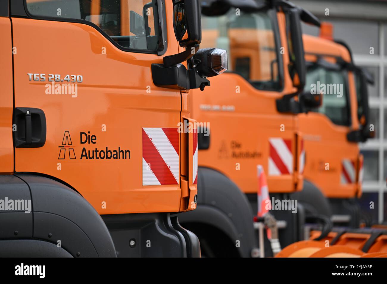 Neudietendorf, Allemagne. 14 novembre 2024. Les véhicules pour l'entretien hivernal sont prêts au dépôt d'entretien des autoroutes d'Erfurt. Pour la saison hivernale de cette année, les quatre dépôts de maintenance des autoroutes de Thuringe ont stocké un total de 10 300 tonnes de sel et environ 1 million de litres de saumure. Environ 180 employés sont en attente à Breitenworbis, Erfurt, Hermsdorf et Zella-Mehlis. Selon Autobahn GmbH, les 62 véhicules de service hivernal en Thuringe couvrent environ 1000 kilomètres de fonctionnement. Crédit : Martin Schutt/dpa/Alamy Live News Banque D'Images