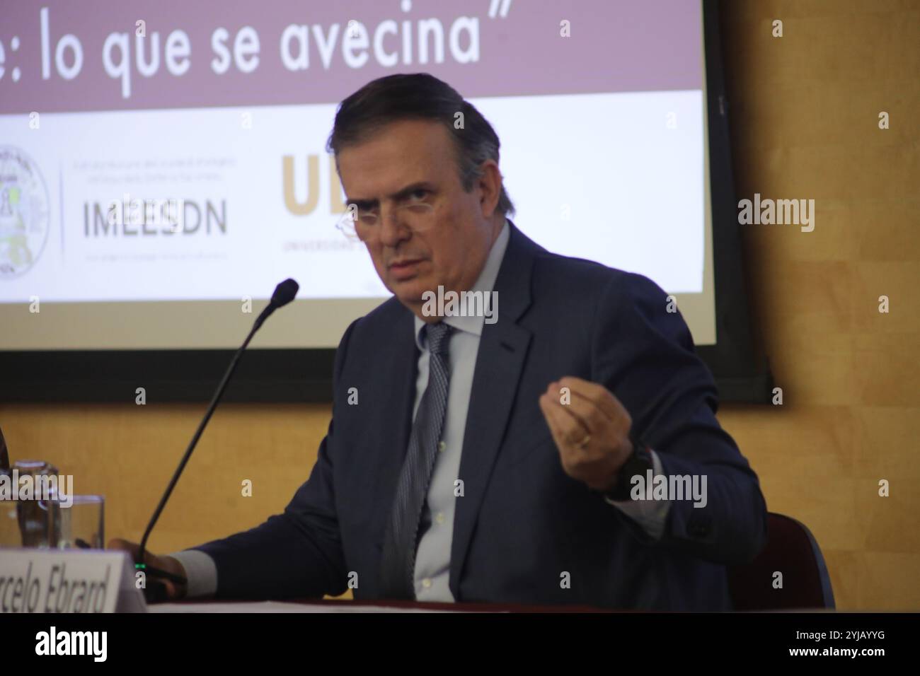 Mexico, Mexique. 13 novembre 2024. Marcelo Ebrard, secrétaire à l’économie, lors de son discours dans le cadre du Séminaire international « L’Amérique du Nord : ce qui nous attend », où il a parlé de l’avenir de l’Accord de libre-échange nord-américain (ALENA) avec le président américain Donald Trump. Le 13 novembre 2024 à Mexico, Mexique. (Photo de Ian Robles/Eyepix Group/SIPA USA) crédit : SIPA USA/Alamy Live News Banque D'Images