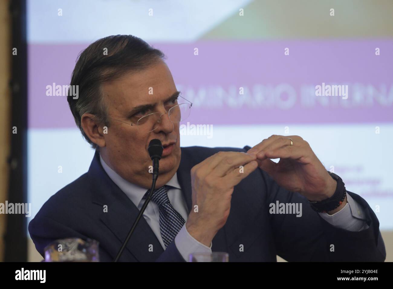 Mexico, Mexique. 13 novembre 2024. Marcelo Ebrard, secrétaire à l’économie, lors de son discours dans le cadre du Séminaire international « L’Amérique du Nord : ce qui nous attend », où il a parlé de l’avenir de l’Accord de libre-échange nord-américain (ALENA) avec le président américain Donald Trump. Le 13 novembre 2024 à Mexico, Mexique. (Photo de Ian Robles/Eyepix Group/SIPA USA) crédit : SIPA USA/Alamy Live News Banque D'Images