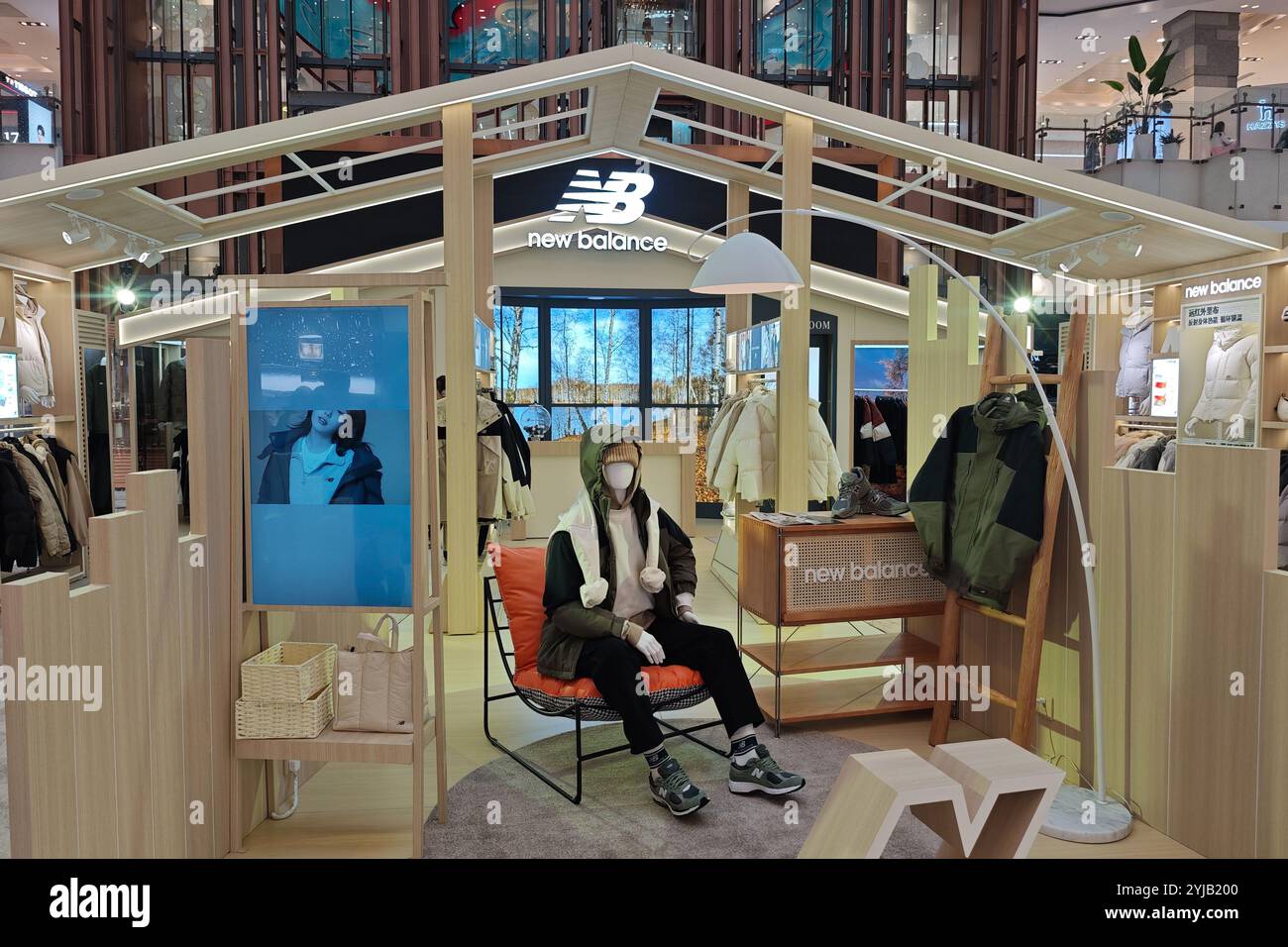 SHANGHAI, CHINE - 14 NOVEMBRE 2024 - Une boutique pop-up New Balance à Shanghai, Chine, le 14 novembre 2024. Banque D'Images