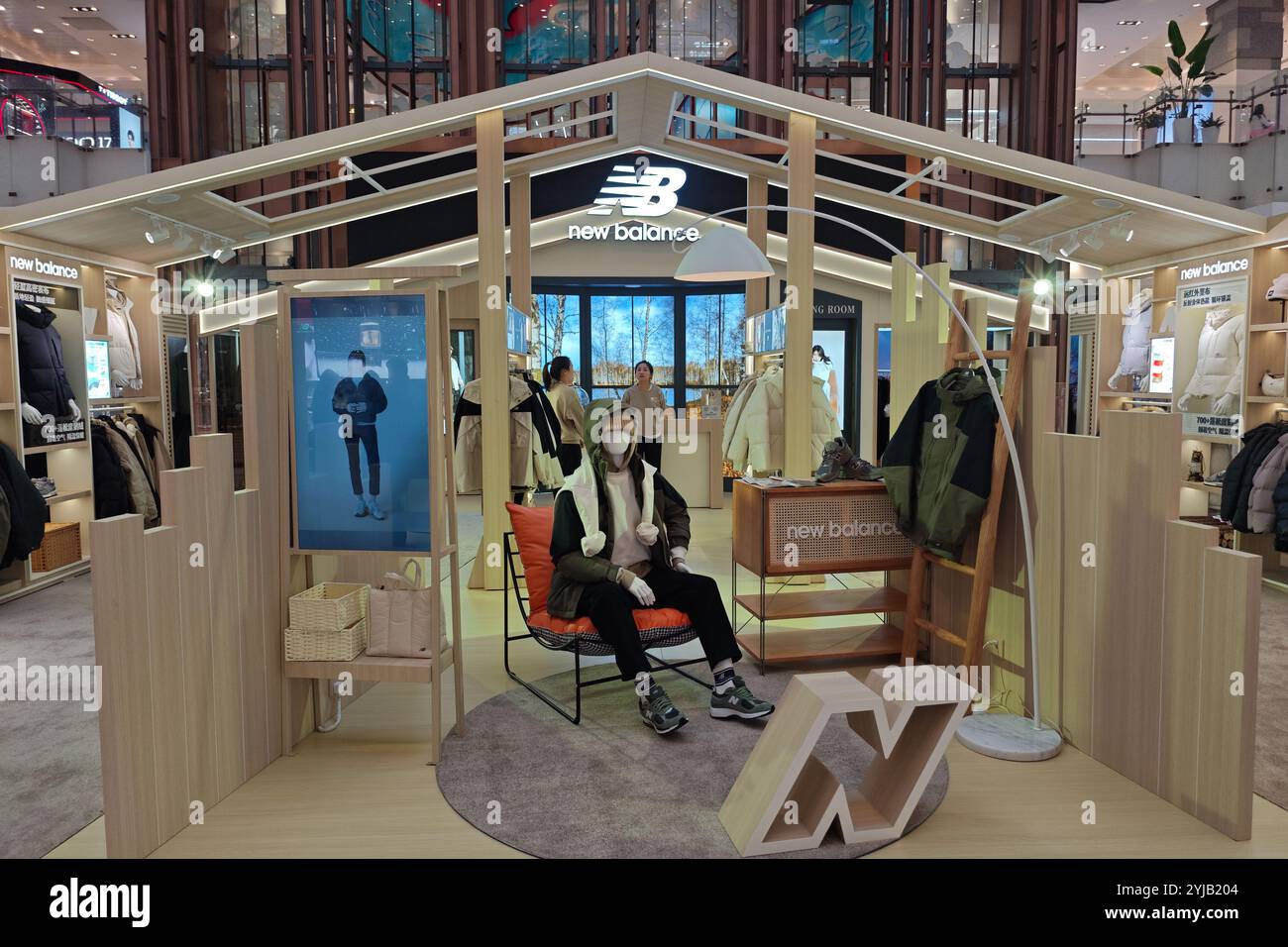 SHANGHAI, CHINE - 14 NOVEMBRE 2024 - Une boutique pop-up New Balance à Shanghai, Chine, le 14 novembre 2024. Banque D'Images