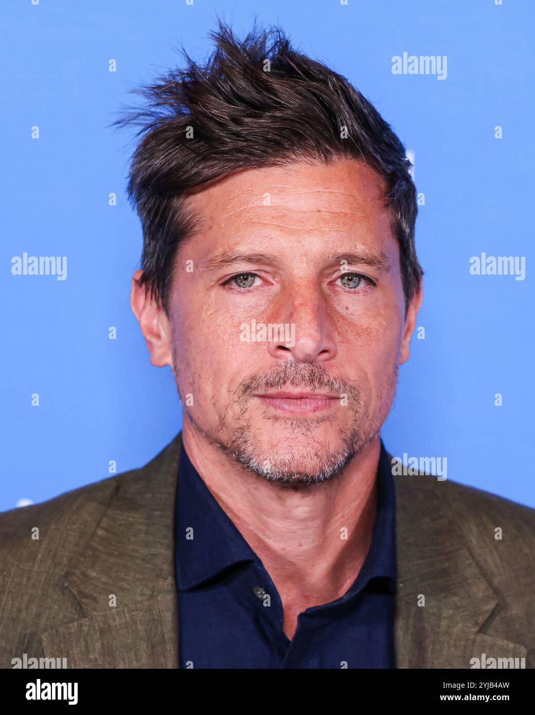 Los Angeles, États-Unis. 13 novembre 2024. LOS ANGELES, CALIFORNIE, États-Unis - 13 NOVEMBRE : Simon Rex arrive à la première de Los Angeles de 'Queer' d'A24 qui s'est tenue au Directors Guild of America Theater Complex le 13 novembre 2024 à Los Angeles, Californie, États-Unis. (Photo de Xavier Collin/image Press Agency) crédit : image Press Agency/Alamy Live News Banque D'Images