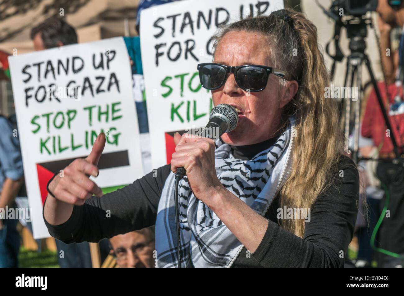 Londres, Royaume-Uni. 15 mai 2018. Un cousin de la famille Tamimi parle à un micro ouvert avant le début officiel de la grande manifestation appelée tard hier après la nouvelle du massacre d'hier à Gaza, choqué par les tirs de tireurs d'élite de l'armée israélienne qui ont tué 58 personnes et en ont grièvement blessé plus de 2700. La plupart d'entre eux se trouvaient à plusieurs centaines de mètres du mur de séparation et beaucoup ont été abattus dans le dos ou les jambes alors qu'ils s'enfuyaient. Parmi les personnes tuées par des tirs israéliens réels sur ces manifestations et d'autres manifestations récentes figurent des médecins soignant les blessés et clairement identifiés jour Banque D'Images