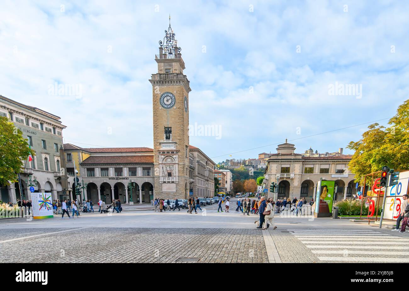 Bergame, Italie. Tour des morts ou Torre dei Caduti, situé sur la Piazza Vittorio Veneto dans la ville basse au coucher du soleil Banque D'Images