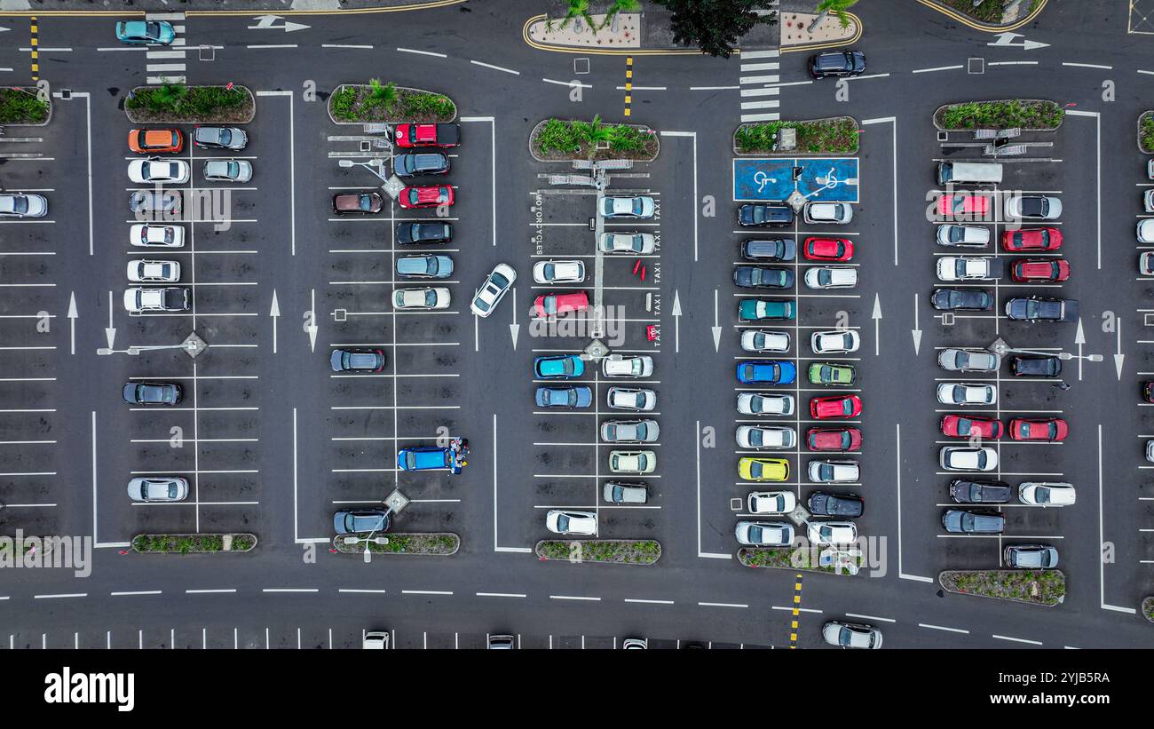 Une vue aérienne montrant un parking rempli de voitures. Banque D'Images