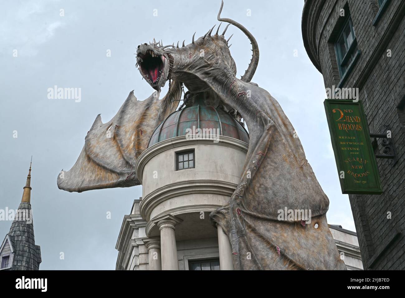 Féroce Dragon au sommet de Gringotts Bank dans Wizarding World Banque D'Images