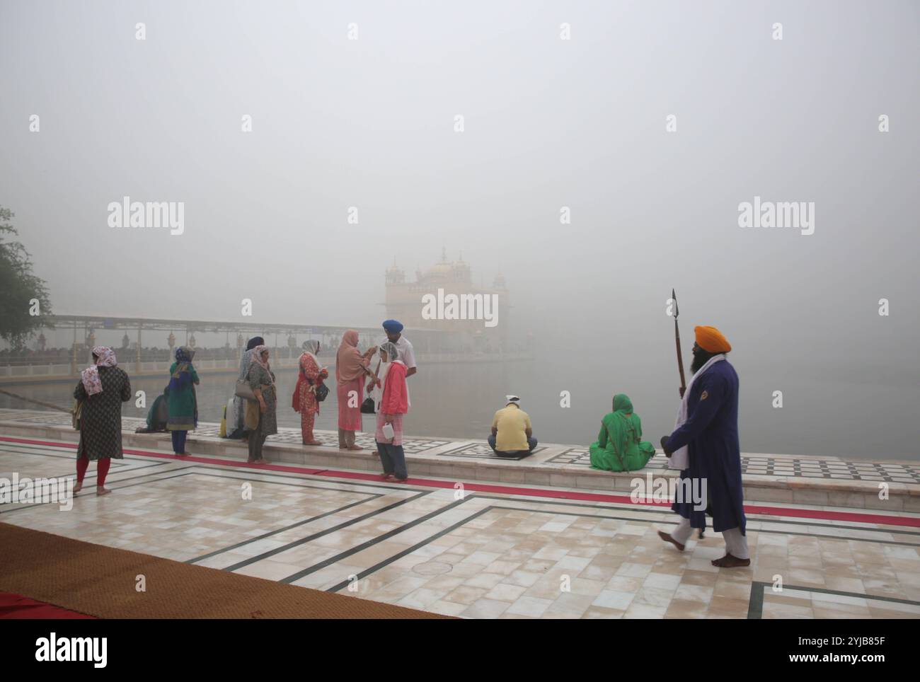 Smog au Temple d'Or, à Amritsar, Inde vue générale du Temple d'Or, le plus Saint des lieux de culte sikhs engloutis dans un smog dense, à Amritsar, Inde, le 14 novembre 2024. Selon les médias, cette année, les plaines du nord de l'Inde connaissent un smog lourd précoce principalement en raison des conditions météorologiques spécifiques dans le nord de l'Inde. Le smog dans la région est principalement causé par le brûlage des chaumes, qui est interdit, la pollution toute l'année par les émissions des véhicules, la fumée industrielle et la poussière de construction qui s'intensifient pendant l'hiver en raison des conditions atmosphériques piégées. Véhicule exha Banque D'Images