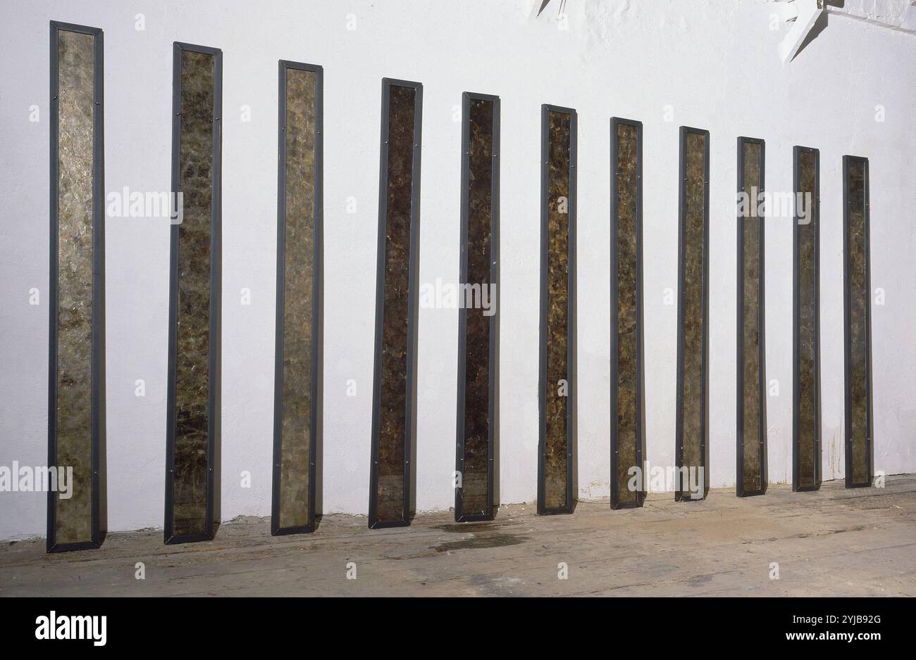 SIN TITULO (1990) MICACOSCOBITA 14 PIEZAS 174*16CM. Auteur : PEDRO MORA 1961/. Lieu : COLLECTION PRIVÉE. Sevilla. Séville. ESPAGNE. Banque D'Images