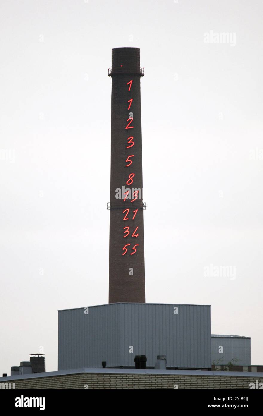 La Finlande. Turku. Cheminée de Turku Energia avec séquence de Fibonacci en néons. 1994. Par Mario Merz (1925-2003). Banque D'Images