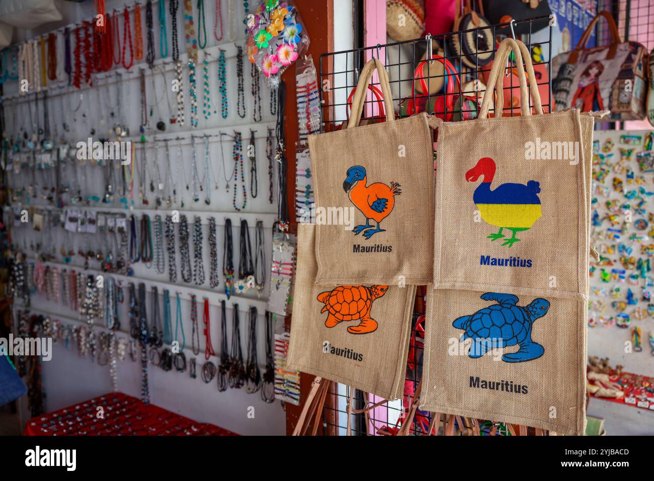 Deux sacs peuvent être vus suspendus sur un rack dans un magasin au marché de souvenirs de Maurice. Banque D'Images