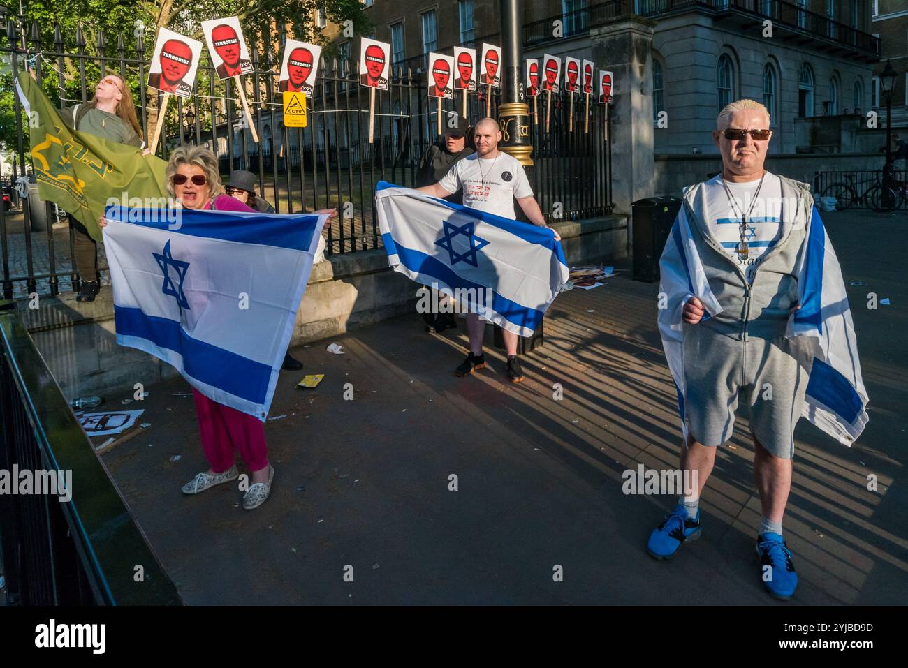 Manifestants qui ont fait hier 58 morts et plus de 2700 blessés graves, une poignée de sionistes brandissent des drapeaux israéliens et soutiennent les actions illégales des forces israéliennes. L'un d'eux avait une étoile de David tatouée sur son visage et un t-shirt niant l'existence de la Palestine, et un autre brandissait un drapeau des Forces de défense israéliennes. La police les a entourés d'une double couche de barrières et s'est tenue à l'extérieur d'eux, mais les autres manifestants les ignoraient tout simplement. Il n'était pas clair combien des cinq étaient juifs, mais il y avait beaucoup, beaucoup plus de Juifs à quelques mètres de là protestant contre l'Isra Banque D'Images