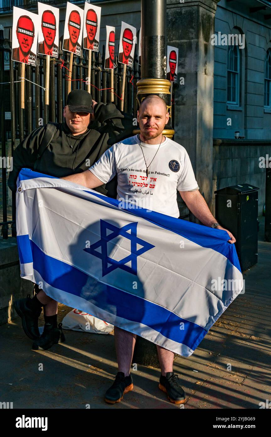 Manifestants qui ont fait hier 58 morts et plus de 2700 blessés graves, une poignée de sionistes brandissent des drapeaux israéliens et soutiennent les actions illégales des forces israéliennes. L'un d'eux avait une étoile de David tatouée sur son visage et un t-shirt niant l'existence de la Palestine, et un autre brandissait un drapeau des Forces de défense israéliennes. La police les a entourés d'une double couche de barrières et s'est tenue à l'extérieur d'eux, mais les autres manifestants les ignoraient tout simplement. Il n'était pas clair combien des cinq étaient juifs, mais il y avait beaucoup, beaucoup plus de Juifs à quelques mètres de là protestant contre l'Isra Banque D'Images