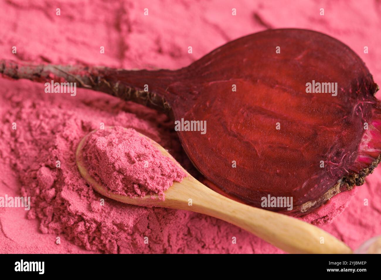 Poudre de racine de betterave biologique. Avantages pour la santé de la poudre de betterave. Banque D'Images