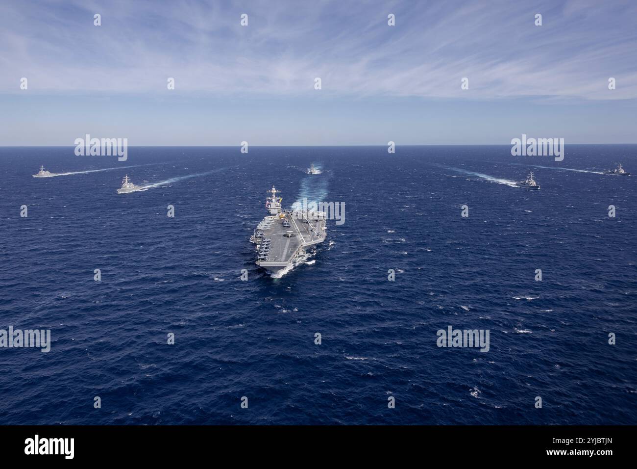 Le plus grand porte-avions du monde, l'USS Gerald R. Ford (CVN 78), navigue en formation avec les destroyers de missiles guidés de classe Arleigh Burke USS Winst Banque D'Images